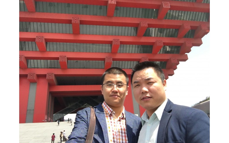 公司员工团体游览上海世博园中国馆